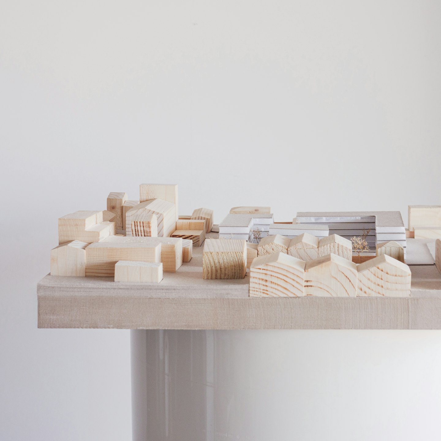 Modello architettonico in legno di una città con edifici.